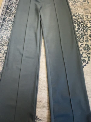 Gråa kostymbyxor i tights material  - Gråa kostymbyxor i tights material från Turkiet, säljer dom pågrund av att dom är för små på mig