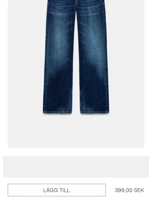 Blå wide leg jeans med låg midja - Säljer ett par blå jeans med wide leg och låg midja. Jeansen har en klassisk femficksmodell och är tillverkade i denim med snygg tvättad effekt. Perfekta för en avslappnad och trendig look. Sönder där bak men är enkelt att sy igen.