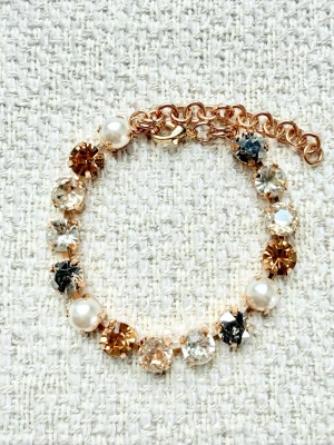 Armband med pärlor och kristaller ”Greige” - Snyggt armband med guldfärgad kedja, dekorerat med vita pärlor och gnistrande kristaller i beige/grå/crystal. Armbandet har justerbar längd och stängs med en karbinhake. Perfekt för dig som gillar bling och eleganta detaljer. Passar fint att kombinera med andra egna smycken, se sista bilden för inspiration. 