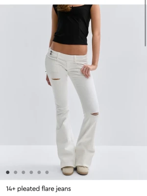 Vita utsvängda jeans från gina i xss nya - Säljer ett par vita jeans med låg midja och utsvängda ben. Nya från gina säljer för dom var för långa för mig