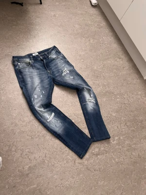 Slim fit jeans Jack and jones jätte fina jeans passar bra med skjorta och allt jätte bra pris 350 - Storlek 33median 34 längden 