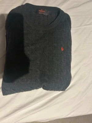 Morris sweatshirt - Säljer min snygga sweatshirt från Morris då den också är för liten, nypris ligger runt 1200 mitt pris är 400 kr, hör av er vid frågor 