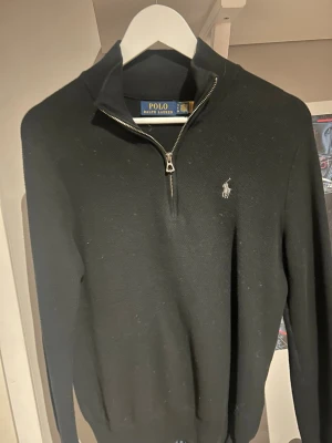 Polo Ralph louren tröja  - Säljer nu min nästintill oanvända schyssta halfsip tröja från Ralph louren, då den är för liten - använd cirka 3 gånger, nypris kan ligga runt 1500 mitt pris 750, hör av er vid frågor 
