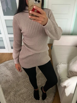 Beige ribbstickad polotröja - Så bra ordentligt material som håller en varm. Kan användas som klänning oxå men jag har haft som tröja.