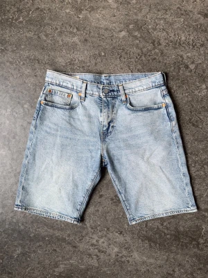 Levi’s 405 Standard Shorts - Denim Shorts - 👕 Plagg: Jeansshorts  📏 Storlek: 30 (XS-S) 🏷️ Märke/modell: Levi’s 405 Standard Shorts - Jeansshorts - Last Encore ✨ Skick: Fint skick, 9/10. Använd några gånger men nästan i nyskick som man kan se i bilderna! Vid frågor eller funderingar är det bara att skriva!
