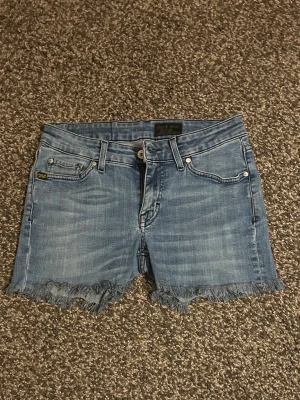 Jeans shorts  - Lågmidjade jeans shorts med fransar från tiger of Sweden. Säljer eftersom dom inte kommer till användning. Använda några gånger, lite slitna men inga större defekter. Storlek w29 men ganska små o storleken. Hör av er vid frågor 💗