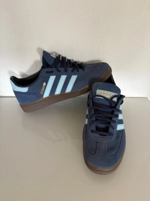 Adidas spezial skor  - Hej, säljer nu dessa snygga skor från adidas då jag inte använt dom något mer än en endaste gång utomhus! Kan gå ner något i pris vid snabb affär. Vid frågor eller något annat är de bara att skicka så svarar jag, fraktar samma dag eller dagen efter köp genomförts😁🙌