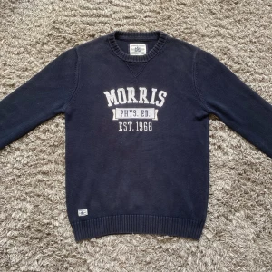 Stickad Morris tröja - Säljer denna riktigt snygga stickade Morris tröjan!⭐️Storlek S passar S!🤝Skick = 9,5/10!👍Hör gärna av er om ni har funderingar!🙌