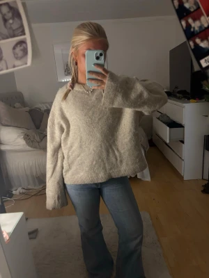 Beige oversized stickad tröja - Mysig beige stickad tröja med oversized passform och långa ärmar.  Skriv privat för frågor!❤️❤️den är i storlek S men lite oversize som på bild, jag är 164!