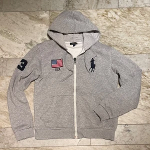 Ralph Lauren zip hoodie  - Skön Polo Ralph Lauren zip! St L men passar bättre som M! Hör av dig vid ytterligare frågor! Mvh