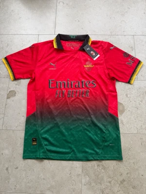 Röd/Grön Milan tröja  - Säljer en helt ny Milan tröja. Special edition gjord av Off white och Puma. Inget namn på ryggen