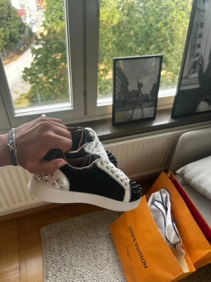Svarta Loubs med spikar  - Tja! Säljer dessa svarta loubs med spikar. oanvända och säljs riktigt billigt 