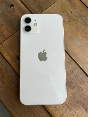 Vit iPhone med dubbla kameror - iPhone 12 vit. Inga sprickor men lite lätta repor. Batteri hälsa-80% lagringsutrymme 64GB