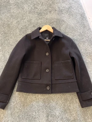 Svart höst/vår kappa - En super fin oanvänd svart höst/vår kappa från lager 157 med prislappen kvar. Original priset är 400 kr. Storlek XS.
