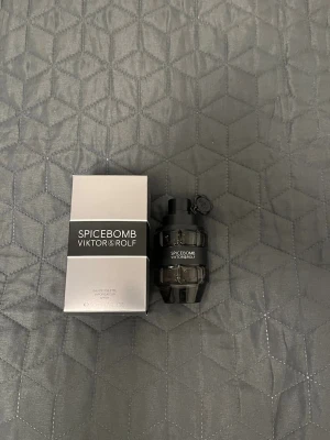 Spicebomb EDT - Säljer min spicebomb EDT, använt nästan inget. Kanske 5% av hela flaskan. Kolla bild 2. Nästan som ny, var god och kontakta om ni är intresserade.