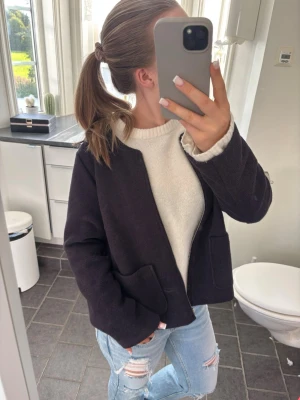 höstjacka - superfin jacka som är perfekt nu till hösten! sparsamt använd så därför i toppenskick 😊💖 uppskattar att den passar s-m 