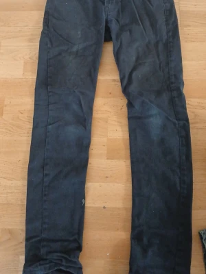 Mörkblå slim jeans - Snygga mörkblå jeans i slim fit-modell. Klassisk femficksdesign och raka ben. Perfekta till en avslappnad stil och passar till det mesta i garderoben.