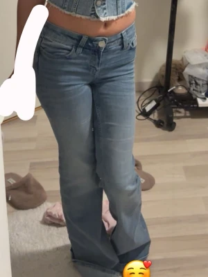 Bootcut jeans - Säljer ett par skit snygga Bootcut blåa jeans, dom sitter perfekt och är skit snygga. Storlek 34, dom är ganska nya bara använd 3 gånger 