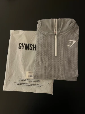 Gymshark onyx v1  hoodie grå - Helt ny och oanvänd Gymshark onyx hoodie i storlek Large. Kvitto finns