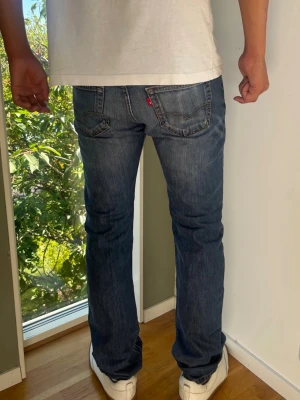 Levis 501 botcut jeans  - Levis 501 med lätt bootcut. Färg: Blå med fades | Modell: 501 | Storlek: W30 L34 | Vintage Premium Jeans . Som ni ser alldeles för liten i midjan och lår för mig som väger 82 kg. Okej i längden på mig som är 189 cm. A: Midja: 38,5 cm B: 110 cm C: 20,5 cm D: 26cm Tveka inte att höra av dig minsta fråga eller fundering! Skickas snabbt!