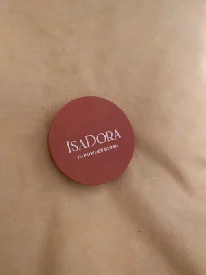Isadora The Powder Blush rouge - Rouge från Isadora i en snygg, matt terrakottafärg. Kommer i en rund dosa med spegel i locket, perfekt att ha med i väskan. Pudret är pressat och ger en naturlig finish på kinderna. Den är i färgen 05 rasberry ❤️