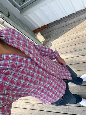 Rutig skjorta från Polo Ralph Lauren - Säljer en färgglad rutig skjorta från Polo Ralph Lauren i modellen Slim Fit. Skjortan har en mix av rosa, blå, gul och vit i ett klassiskt rutmönster. Perfekt till jeans och har en avslappnad men ändå stilren look. Tillverkad i mjukt bomullstyg. Pris kan diskuteras 