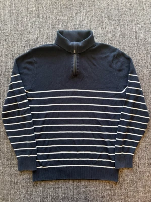 Massimo dutti half zip  - Massimo Dutti half zip marinblå/vit randig | st M | Snygg half zip i marinblå och vit randig design. Sällsynt och eftertraktad modell med exklusiv känsla. Vintage 2000’s modell som inte längre produceras. Perfekt nu till våren/sommaren 🏄 Kan även gå ner lite i pris vid snabb affär!