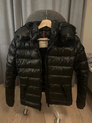 Svart dunjacka från Moncler - Lägger upp min moncler ännu en gång för snabbare försäljning! Den är använd i enbart en vinter och säljer den nu pga att jag behöver rensa ut min garderob! Pris går att diskuteras!