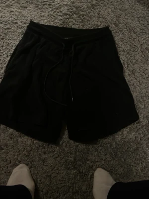3 par short med snören och ett par utan  - Säljer 3 stycken snygga frottéer short med långa snören som är väldigt skönt nu under sommaren och även om du bara vill ha på dig något snyggt och skönt. Säljer även ett par röda champions short med vit champions logga och hel röda. 100kr styck 