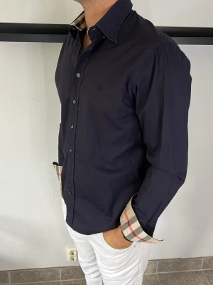 Burberry Skjorta  - Size L fits L/M, personen på bilden är 185cm