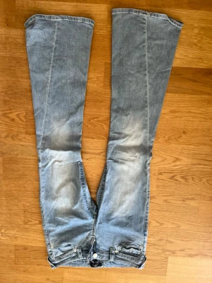 True religon jeans! - Nästan oanvända! Säljer då de är förstora för mig! Skriv privat för bilder på jeansen. Snygga ljusblå bootcut jeans med klassisk femficksdesign och dekorativa ficklock bak. Perfekta nu till hösten! Jeansen har en något utsvängd passform och subtila slitningar framtill. Tillverkade i mjuk denim med skön stretch för extra komfort. 