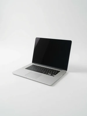 Apple dator 15” 2018 - Snygg och tunn bärbar dator i silver med stor svart skärm och bakbelyst tangentbord. Chassit är gjort i aluminium och designen är minimalistisk och modern. Perfekt för plugget, gaming eller kreativt arbete.