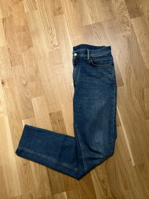 Acne Jeans - Storlek 30/32 - Acne Studios Jeans för män, modellen är Blå Konst. Storlek Waist 30 / Lenght 32. Plagget är nyskick, förekommer inga defekter. Hör av dig vid intresse/frågor. PRIS KAN DISKUTERAS!