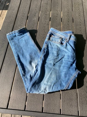 Jack Jones Tim - Säljer ett par Jack & Jones jeans i modellen slim straight Tim. En något svårare modell att hitta, och tycker själv den sitter bättre än glen eftersom dessa inte är lika tajta. Storlek 31/30. Hör av dig vid intresse. 🙌⚜️ Jeansen har inga slitningar eller hål!!!