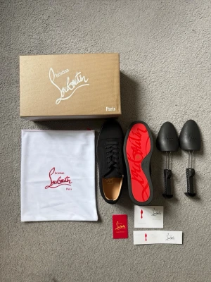 Svarta Christian Louboutin Sneakers - Svarta Christian Louboutin Sneakers i nytt skick, aldrig använda. Alla från bilderna ingår. Fråga gärna om du har några frågor!                          Skickar inom 24h🚚                                                         