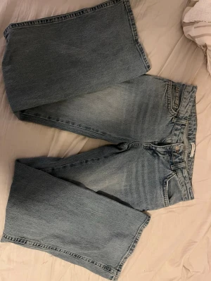 Perfect jeans från Gina tricot  - Säljer dessa snygga jeans då jag aldrig använder de! Har använts ca 3 gånger och har inge synliga defekter, snygga knappfickor för en extra snygg look, passar dig som vill ha en avslappnad look men ändå stilren