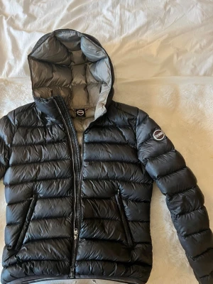 Dunjacka - Colmar - Snygg mörkgrådunjacka från Colmar!! Insidan är ljusgrå och jackan har en puffig, quiltad design som håller värmen . Köpt på Plick och använts ett litet litet tag men mycket bra skick🫶🏼Älskar passformen å designen!