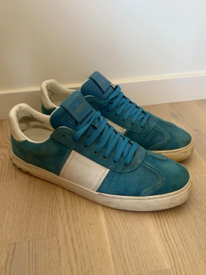 Valentino flycrew - Valentino flycrew skor | Storlek 46 | Bra skick, en slitning inuti ena skon samt en sömn som lossnat längst bak, inget som märks vid användning | Alla nitar kvar | Endast skor medföljer