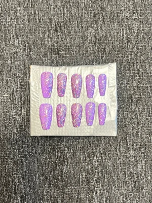 Lila glitter press-on naglar || Storlek S - Säljer ett set press-on naglar i en snygg lila färg med massor av glitter och holografiska effekter. Naglarna har en rak, något avsmalnande form och är perfekta för dig som vill ha en färgstark look. Det du får med dig : * Fil och manikyr pinne * nagellim klistermärken * 2 lappar av rengöring för naglar.