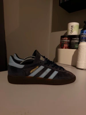 Adidas spezial - Ett par adidas spezial i storlek 42 i en väldigt snygg grå/blå färg. Skorna är i ett väldigt bra skick och har få tecken på användning. Nypris på dessa är runt 1499:- mitt pris är endast 549:-, skorna är skyddade med hjälp av protection spray för att hålla de fräscha och undvika smuts. Hör av dig vid intresse!🤩