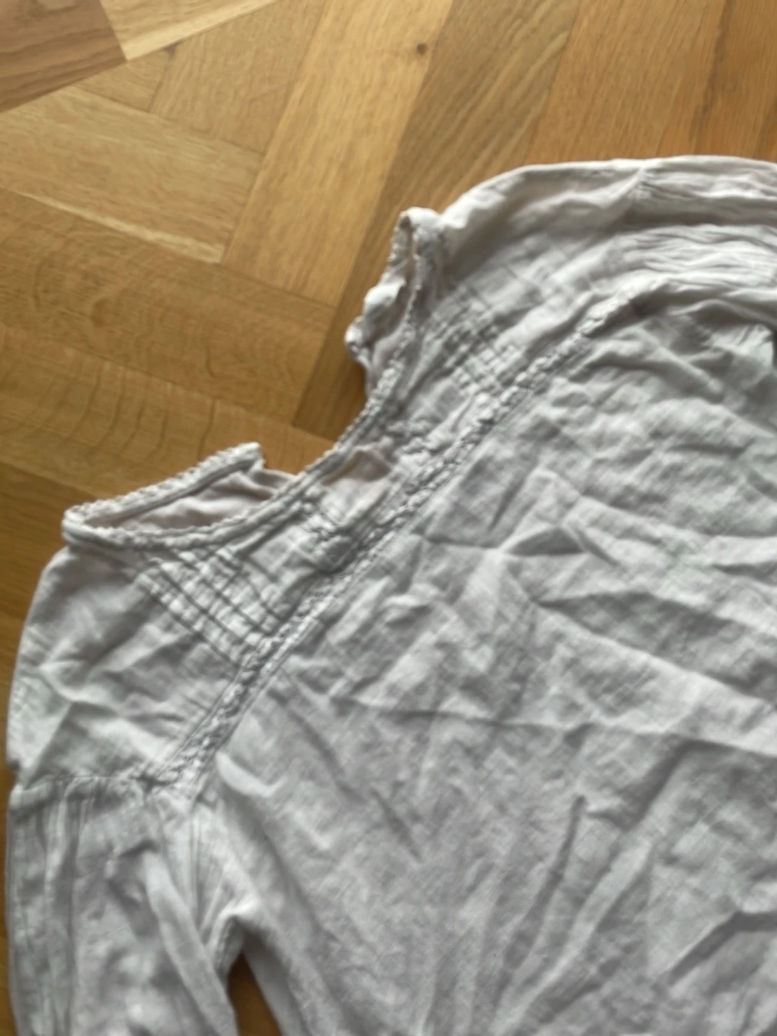 Vit långärmad basic blus med detaljer - 1
