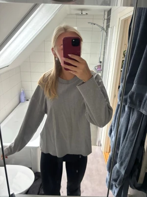 Ljusgrå finstickad tröja - Säljer denna superfina gråa fin-stickade tröja från Zara! I storlek L. Men den passar mer S/ XS. Aldrig använt, skriv privat för mer bilder eller frågor!!❤️