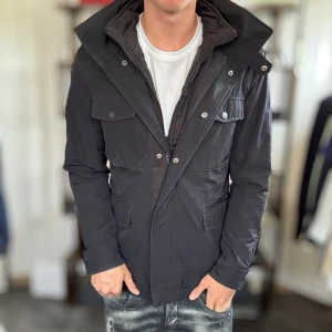 Tiger of sweden field jacket - Mycket fint skick, inga defekter. Nypris ca 3500kr. Passar dig som är 180-190cm ungefär. Modellen är 185 cm, 75 kg. Storlek 46 IT, sitter som S ungefär. Alltid billigare pris vid köp av flera varor‼️🙌Svarar alltid på frågor eller funderingar! 