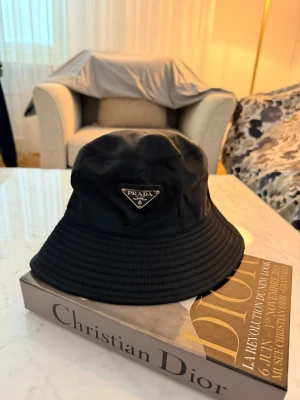 Prada bucket hat  - Ny skick Prada bucket hat i storlek 33 