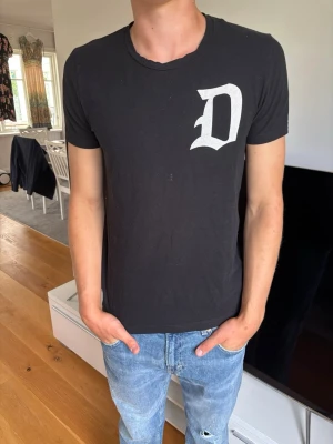 Dondup T-shirt - Hej 👋 jag säljer denna t Shirten i 9/10 skick ingen defekt bara lite skrynklig. Har tyvärr inte kvittot kvar. Kan frakt inom 24‼️priset kan diskuteras vid snabb affär!