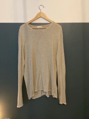 Randig långärmad tröja från Zara - Beige randig tröja från Zara i storlek L