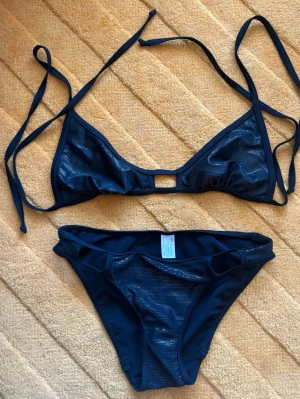 Asos Svart Metallic Bikini - Strl.36/38 - Oanvänd.  Strl. 36 (trosa) & 38 (topp)  Se gärna mina övriga annonser för bundlerabatter och samfrakt!