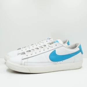 Nike Blazer Low White Laser Blue - Vita Nike Blazer Low sneakers med Laser Blue-detaljer. Skick: bra.