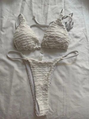 Vit bikini med volangdetaljer - Bikini med trekantsöverdel och matchande trosa. Shein