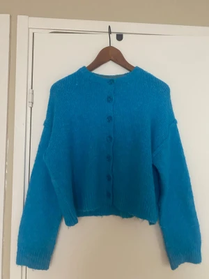 Urban outfitters kofta  - Mysig blå kofta från Urban Outfitters! Använd 2 gånger så som ny😇